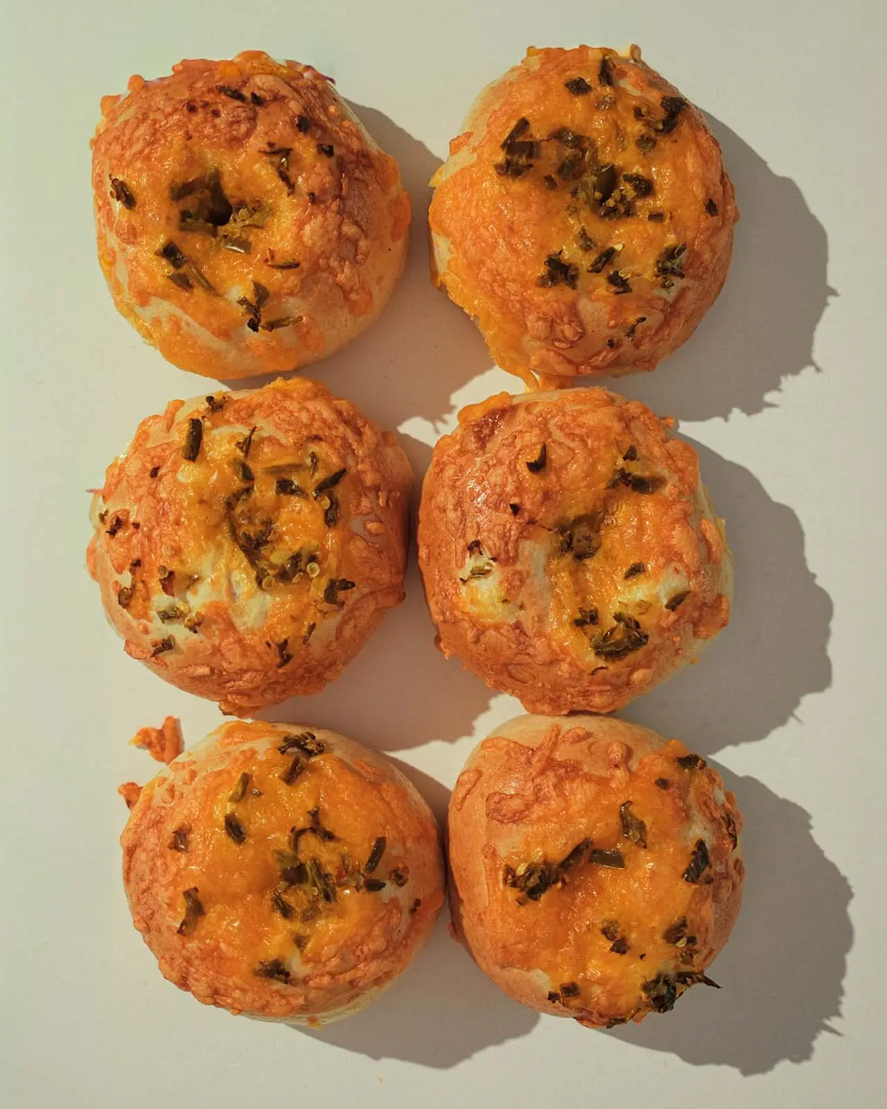 Jalapeño cheddar bagels with cheese crisped over the edges.
